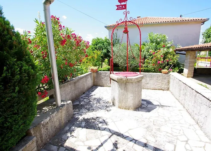 House In Village 펜션 Rakalj